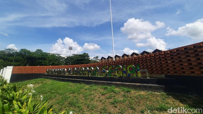 GOR Segiri Samarinda nampak dari pinggir Jalan Kesuma Bangsa.