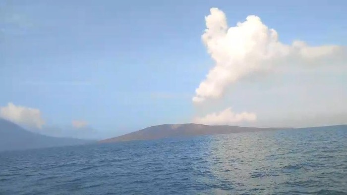 Gunung Anak Krakatau keluarkan asap putih