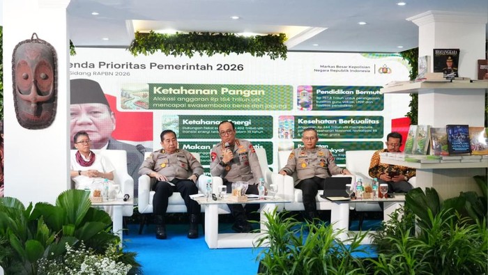 Guru Besar Antropologi Universitas Indonesia (UI), Profesor Semiarto Aji Purwanto (pojok kiri/baju putih)