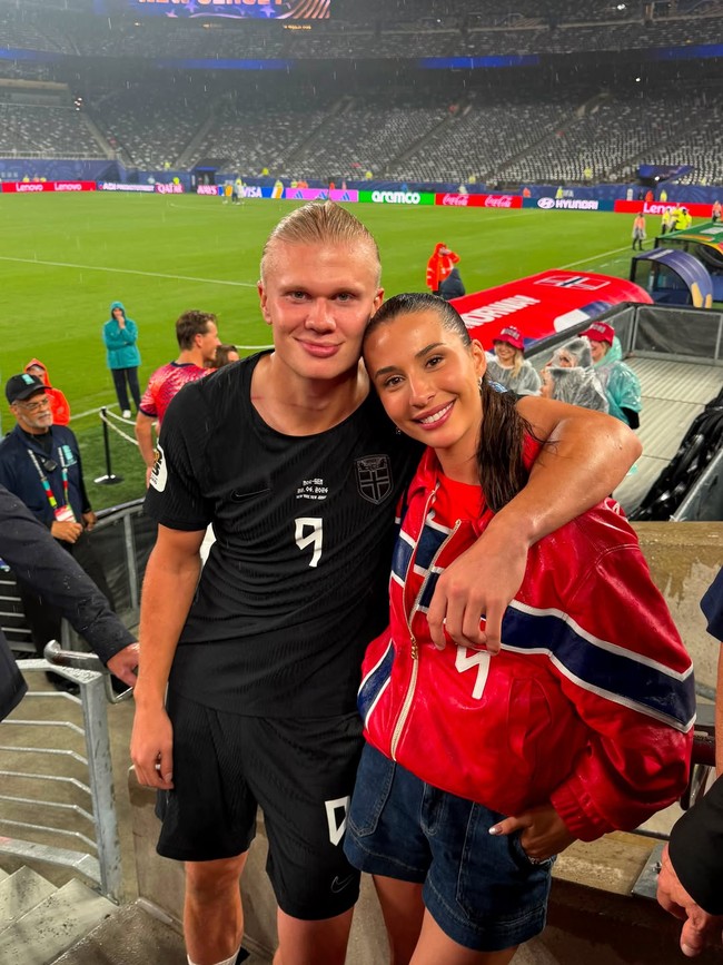 Saat Haaland menyumbangkan dua gol untuk Norwegia pada pertandingan melawan Senegal di Piala Dunia 2026, Isabel juga hadir di MetLife Stadium, New York, tempat laga berlangsung. Dia mengunggah ke Instagram momen dipeluk pesepakbola 25 tahun itu. Foto: Dok. Instagram Isabel Haugseng Johansen
