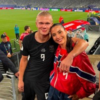Saat Haaland menyumbangkan dua gol untuk Norwegia pada pertandingan melawan Senegal di Piala Dunia 2026, Isabel juga hadir di MetLife Stadium, New York, tempat laga berlangsung. Dia mengunggah ke Instagram momen dipeluk pesepakbola 25 tahun itu. Foto: Dok. Instagram Isabel Haugseng Johansen