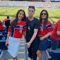 Isabel mengajak ibu dan saudara laki-lakinya menonton pertandingan Norwegia melawan Irak di Piala Dunia 2026.  Foto: Dok. Instagram Isabel Haugseng Johansen