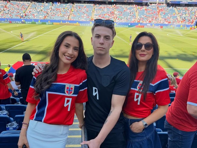Isabel mengajak ibu dan saudara laki-lakinya menonton pertandingan Norwegia melawan Irak di Piala Dunia 2026.  Foto: Dok. Instagram Isabel Haugseng Johansen