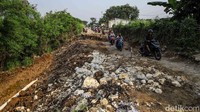 Pengendara terpaksa memperlambat laju kendaraan atau mencari jalur alternatif yang lebih jauh. Warga berharap pemerintah segera turun tangan melakukan perbaikan permanen agar akses utama tersebut kembali aman dan layak dilalui.