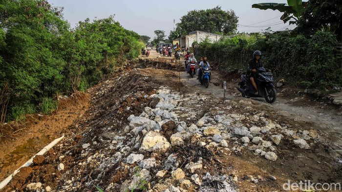 Jalan Raya CBL di kawasan Cibitung, Kabupaten Bekasi, Jawa Barat, kini berada dalam kondisi memprihatinkan setelah mengalami longsor di sedikitnya empat titik berbeda. Kerusakan tersebut telah berlangsung selama berbulan-bulan tanpa penanganan signifikan, sehingga membuat struktur jalan kian memburuk dan membahayakan pengguna yang melintas setiap hari.