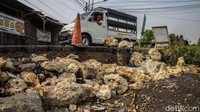Sejumlah warga melintas di antara jalan yang longsor kawasan Jalan Raya CBL, Cibitung, Kabupaten Bekasi, Jawa Barat, Rabu (24/6/2026). Jalan Raya CBL di kawasan Cibitung, Kabupaten Bekasi, Jawa Barat, kini berada dalam kondisi memprihatinkan setelah mengalami longsor di sedikitnya empat titik berbeda.