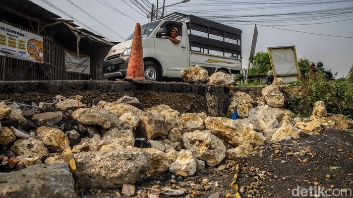 Jalan Raya CBL di kawasan Cibitung, Kabupaten Bekasi, Jawa Barat, kini berada dalam kondisi memprihatinkan setelah mengalami longsor di sedikitnya empat titik berbeda. Kerusakan tersebut telah berlangsung selama berbulan-bulan tanpa penanganan signifikan, sehingga membuat struktur jalan kian memburuk dan membahayakan pengguna yang melintas setiap hari.