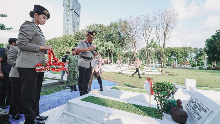 Kapolda Jawa Timur Irjen Pol Nanang Avianto saat ziarah dan tabur bunga di TMP 10 November Surabaya