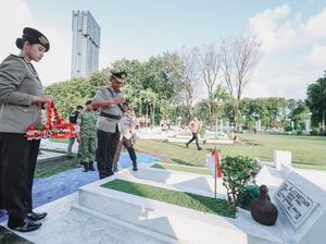 Polda Jatim Ziarah dan Tabur Bunga Jelang Hari Bhayangkara ke-80