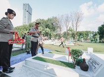 Polda Jatim Ziarah dan Tabur Bunga Jelang Hari Bhayangkara ke-80