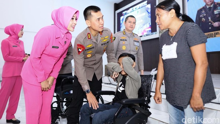 Kapolda Maluku Irjen Dadang Hartanto mengawal kegiatan Bakti Kesehatan Polri di Ambon.