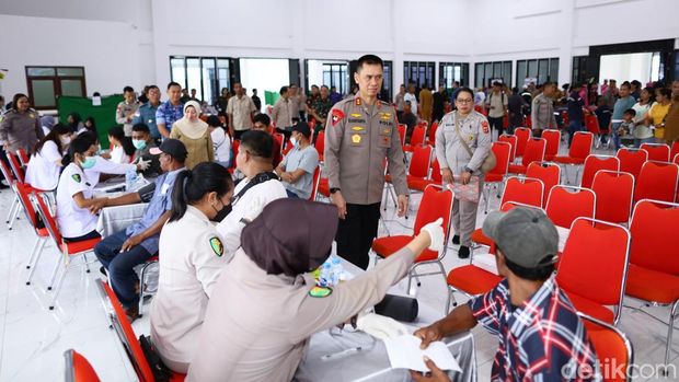 Kapolda Maluku Irjen Dadang Hartanto mengawal kegiatan Bakti Kesehatan Polri di Ambon. Kapolda Maluku Irjen Dadang Hartanto mengawal kegiatan Bakti Kesehatan Polri di Ambon.