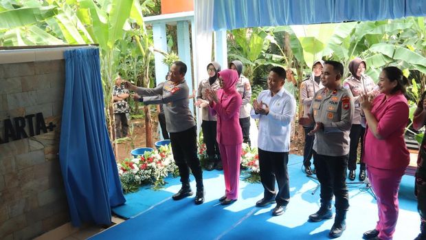 Kapolda Metro Jaya Komjen Pol Asep Edi Suheri meresmikan akomodasi air bersih di Bojongsari, Depok, Rabu (24/6/2026).