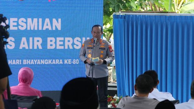 Kapolda Metro Jaya Komjen Pol Asep Edi Suheri meresmikan akomodasi air bersih di Bojongsari, Depok, Rabu (24/6/2026).