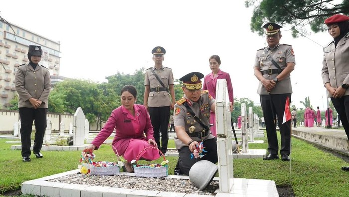 Kapolda Riau Irjen Pol Herry Heryawan dan jajaran PJU ziarah makam pahlawan jelang Hari Bhayangkara ke-80, Rabu (24/6/2026).