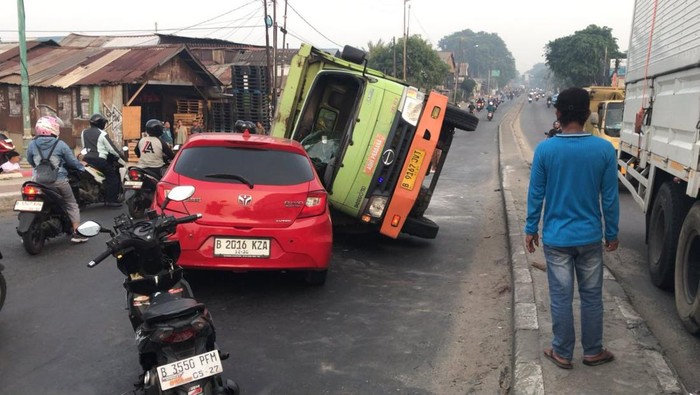 Kecelakaan antara mobil dan truk terjadi di Jembatan BKT Cakung Jakarta Timur. (Dok. TMC Polda Metro Jaya)