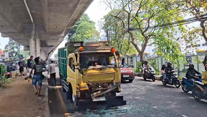 Kecelakaan beruntun melibatkan 3 truk dan 3 mobil minibus di Jalan Sholeh Iskandar, Bogor, Rabu (24/6/2026).