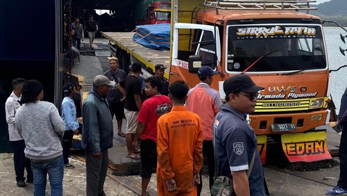 Salah satu truk yang terlibat kecelakaan di Dermaga LCM Pelabuhan Gilimanuk, Jembrana, Bali, Rabu (24/6/2026).