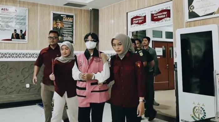 Kejari Samarinda menerima penyerahan tersangka dan barang bukti (Tahap II) kasus dugaan korupsi di PT Pegadaian Unit Pelayanan Cabang (UPC) M. Said, Samarinda.