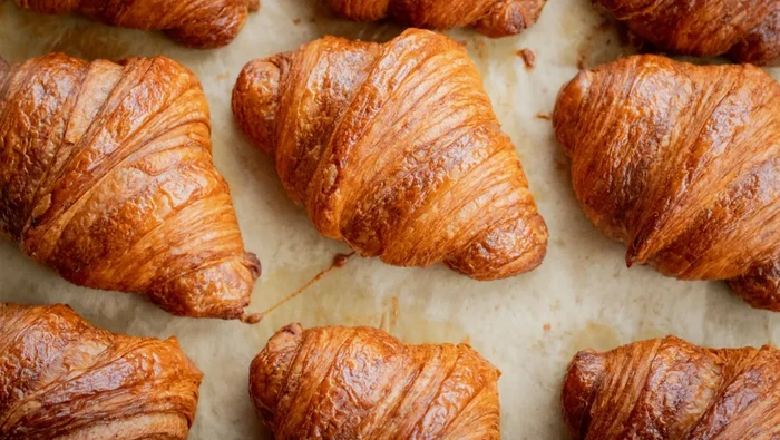 Kenapa Orang Rela Bayar Mahal untuk Croissant, Tapi Protes Jika Makanan Lokal?