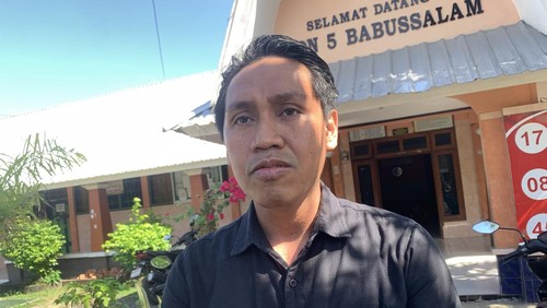 Kepala Keasistenan Pemeriksaan Laporan Ombudsman RI Perwakilan NTB, Arya Wiguna, saat ditemui di SDN 5 Babussalam, Lombok Barat, Rabu (24/6/2026). (M. Zahiruddin/detikBali)