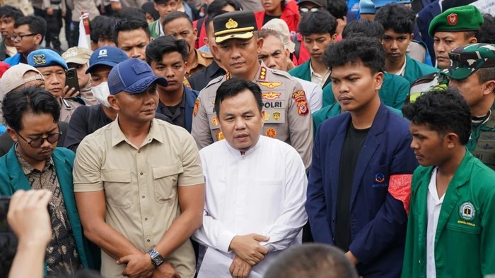 Ketua DPRD Kota Bogor, Dr. Adityawarman Adil, menerima langsung aksi unjuk rasa yang digelar oleh mahasiswa dari Aliansi Badan Eksekutif Mahasiswa (BEM) Se-Bogor Raya.