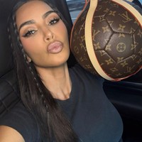 Kim Kardashian Pamer Tas Louis Vuitton Langka Berbentuk Bola Edisi Piala Dunia