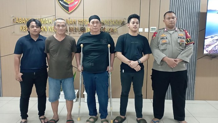 Ko Erwin (tengah) saat akan diserahkan ke Kejari Bima, Rabu (24/6/2026).