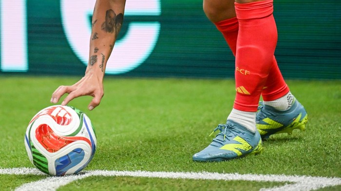 Pesepak bola Timnas Kolombia, Juan Quintero (kiri), berpelukan dengan rekan setim, Davinson Sanchez (kanan) usai membobol gawang Republik Demokratik Kongo dalam laga lanjutan Grup K Piala Dunia 2026 di Stadion Akron, Guadalajara, Meksiko, Selasa (23/6/2026) waktu setempat. Kolombia menang dengan skor 1-0 sekaligus memastikan lolos ke babak 32 besar Piala Dunia 2026. ANTARA FOTO/Aditya Pradana Putra/kye