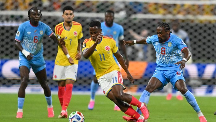 Pesepak bola Timnas Kolombia, Juan Quintero (kiri), berpelukan dengan rekan setim, Davinson Sanchez (kanan) usai membobol gawang Republik Demokratik Kongo dalam laga lanjutan Grup K Piala Dunia 2026 di Stadion Akron, Guadalajara, Meksiko, Selasa (23/6/2026) waktu setempat. Kolombia menang dengan skor 1-0 sekaligus memastikan lolos ke babak 32 besar Piala Dunia 2026. ANTARA FOTO/Aditya Pradana Putra/kye