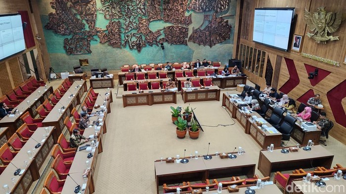 Komisi X DPR RI menggelar rapat panja seleksi penerimaan mahasiswa baru (SPMB) membahas segala permasalahan dalam tes masuk universitas tersebut. (Adrial/detikcom)