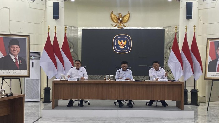 Foto: Jampidsus Kejagung Febrie (paling kanan) saat konferensi pers di Bakom RI (Devi/detikcom)