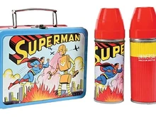Terbang Tinggi! Kotak Bekal Makan Siang Superman Dilelang Cuan Rp 557 Juta