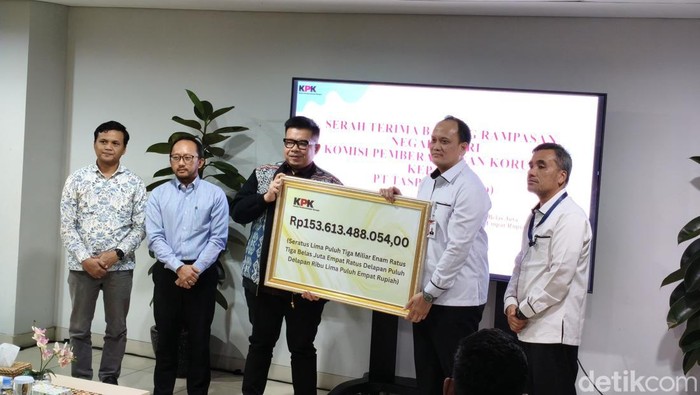 KPK menyerahkan uang Rp 153 miliar ke PT Taspen yang merupakan hasil rampasan dari eks Dirut PT Taspen ANS Kosasih dalam kasus dugaan investasi fiktif. (Kurniawan/detikcom)