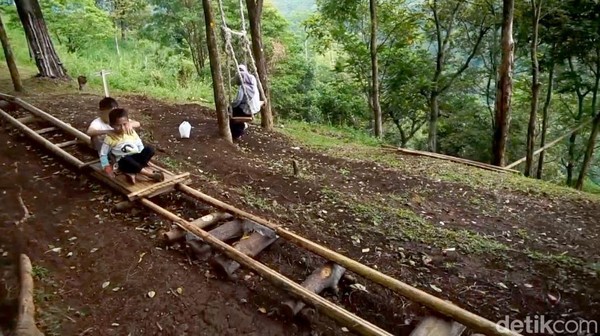 Wisata Lereng Madakaripura Ramai Saat Libur Sekolah, Lori-Lorian Jadi Primadona
