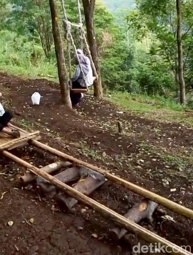 Wisata Lereng Madakaripura Ramai Saat Libur Sekolah, Lori-Lorian Jadi Primadona