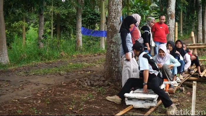 Libur Sekolah, Serunya Main Lori-lorian di Bukit Madakaripura Probolinggo