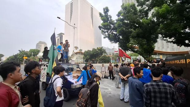 Mahasiswa menggelar aksi demonstrasi di kawasan Jalan Medan Merdeka Selatan, Jakpus. Mereka mengkritik soal Makan Bergizi Gratis (MBG) hingga supremasi sipil. (Belia/detikcom)