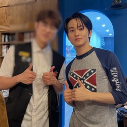 Mark Lee Bikin Heboh Pakai T-Shirt Simbol Perbudakan-Kebencian
