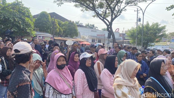Massa pendukung eks Bupati Pati Sudewo datangi Tipikor Semarang, Rabu (24/6/2026).