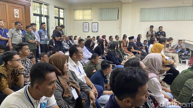 Massa pendukung eks Bupati Pati Sudewo datangi Tipikor Semarang, Rabu (24/6/2026).