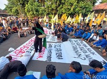 Massa PMII Purwokerto Teatrikal Santet Saat Demo di Kantor Bupati