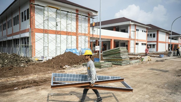 Pekerja menyapu lantai ruang kelas dalam proyek pembangunan Sekolah Rakyat Provinsi Jawa Tengah 2 di Rowosari, Semarang, Jawa Tengah, Rabu (24/6/2026). Pemerintah Kota Semarang menyebutkan, progres pembangunan Sekolah Rakyat Jawa Tengah 2 yang berdiri di atas lahan seluas 65.000 meter persegi dan dirancang mampu menampung hingga 1.080 siswa jenjang SD, SMP, dan SMA telah mencapai sekitar 90 persen per 24 Juni, dan ditargetkan rampung pada 10 Juli 2026 untuk digunakan pada tahun ajaran 2026/2027. ANTARA FOTO/Aprillio Akbar/kye