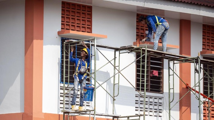 Pekerja menyapu lantai ruang kelas dalam proyek pembangunan Sekolah Rakyat Provinsi Jawa Tengah 2 di Rowosari, Semarang, Jawa Tengah, Rabu (24/6/2026). Pemerintah Kota Semarang menyebutkan, progres pembangunan Sekolah Rakyat Jawa Tengah 2 yang berdiri di atas lahan seluas 65.000 meter persegi dan dirancang mampu menampung hingga 1.080 siswa jenjang SD, SMP, dan SMA telah mencapai sekitar 90 persen per 24 Juni, dan ditargetkan rampung pada 10 Juli 2026 untuk digunakan pada tahun ajaran 2026/2027. ANTARA FOTO/Aprillio Akbar/kye