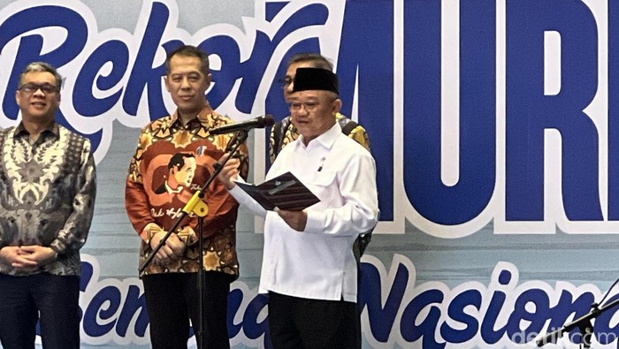 Mendikdasmen Abdul Muti dalam acara pemecahan rekor MURI pembuatan sketsa Soeharto terbanyak dalam rangka memperingati ulang tahun ke-105 Soeharto di Universitas Trilogi. (Adhfar/detikcom)