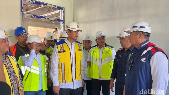 Menko Bidang Infrastruktur dan Pembangunan Kewilayahan RI, Agus Harimurti Yudhoyono (AHY) kunjungan ke Ponpes Al Al Khoziny di Sidoarjo
