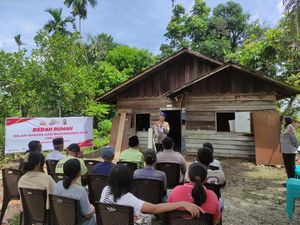 Polda Riau Bedah 13 Rumah Warga Sambut Hari Bhayangkara ke-80