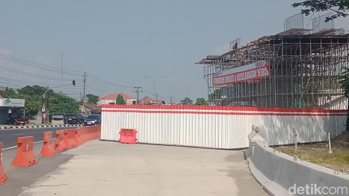 Pembangunan pilar jembatan di ruas Purwomartani, Sleman sedang dibangun.