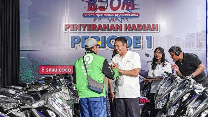 Pemberian hadiah sepeda motor dari Pertamina kepada para ojol pemenang undian