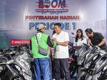 Pertamina Bagikan 25 Motor kepada Ojol dalam Program BOOM